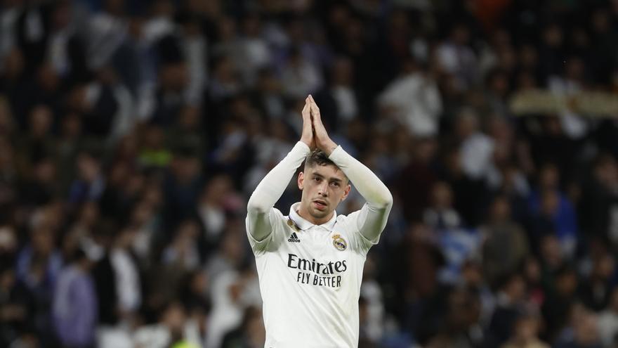 Fede Valverde, jugador del Real Madrid, recibe una ovación en el Bernabéu tras la ida de cuartos en Champions.