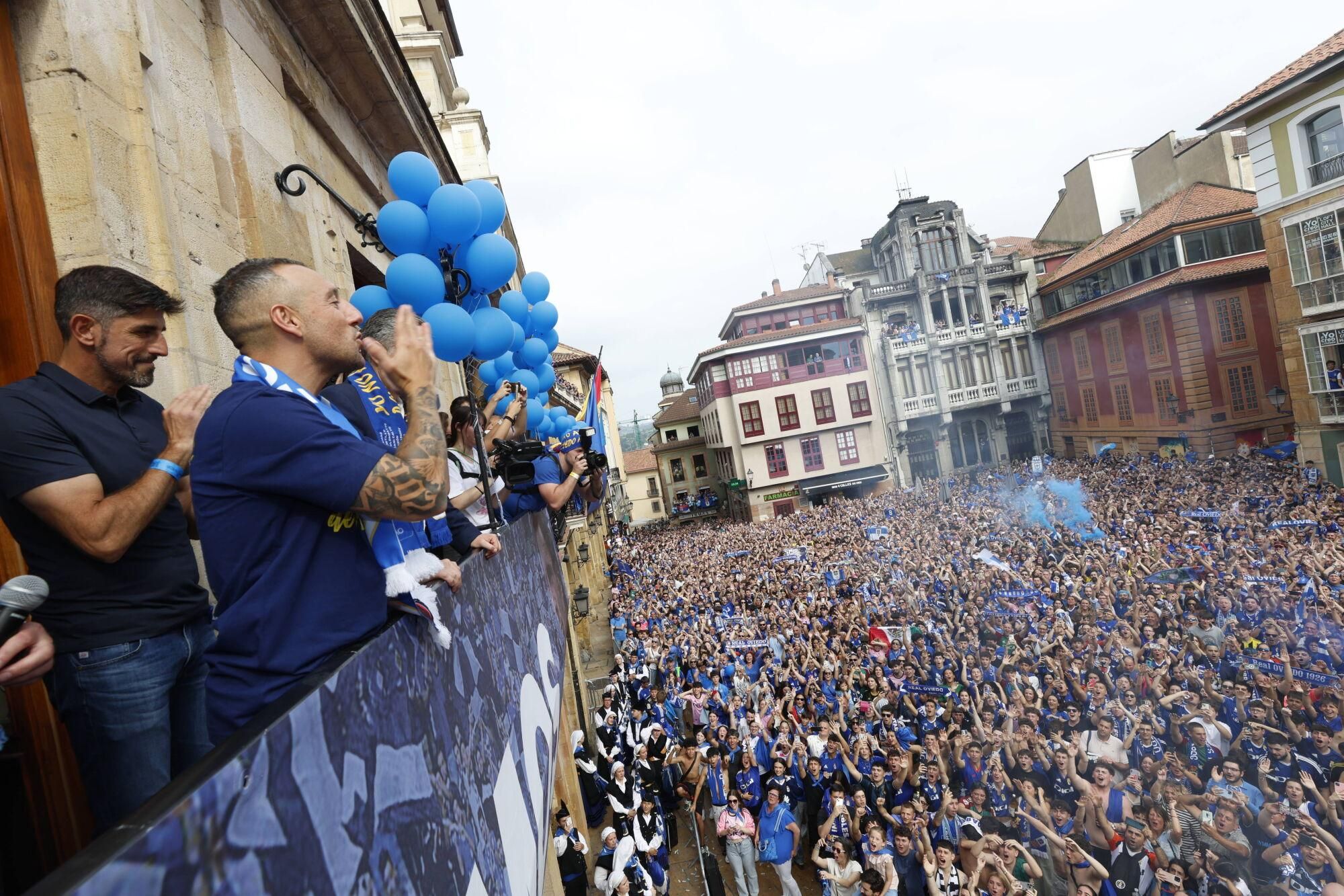 Locura azul en las calles de Oviedo para celebrar el ascenso del equipo a Primera División