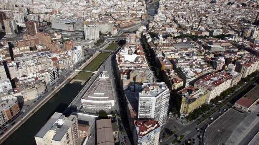 Vista de la ciudad de Málaga, con la grieta del Guadalmedina en primer plano.