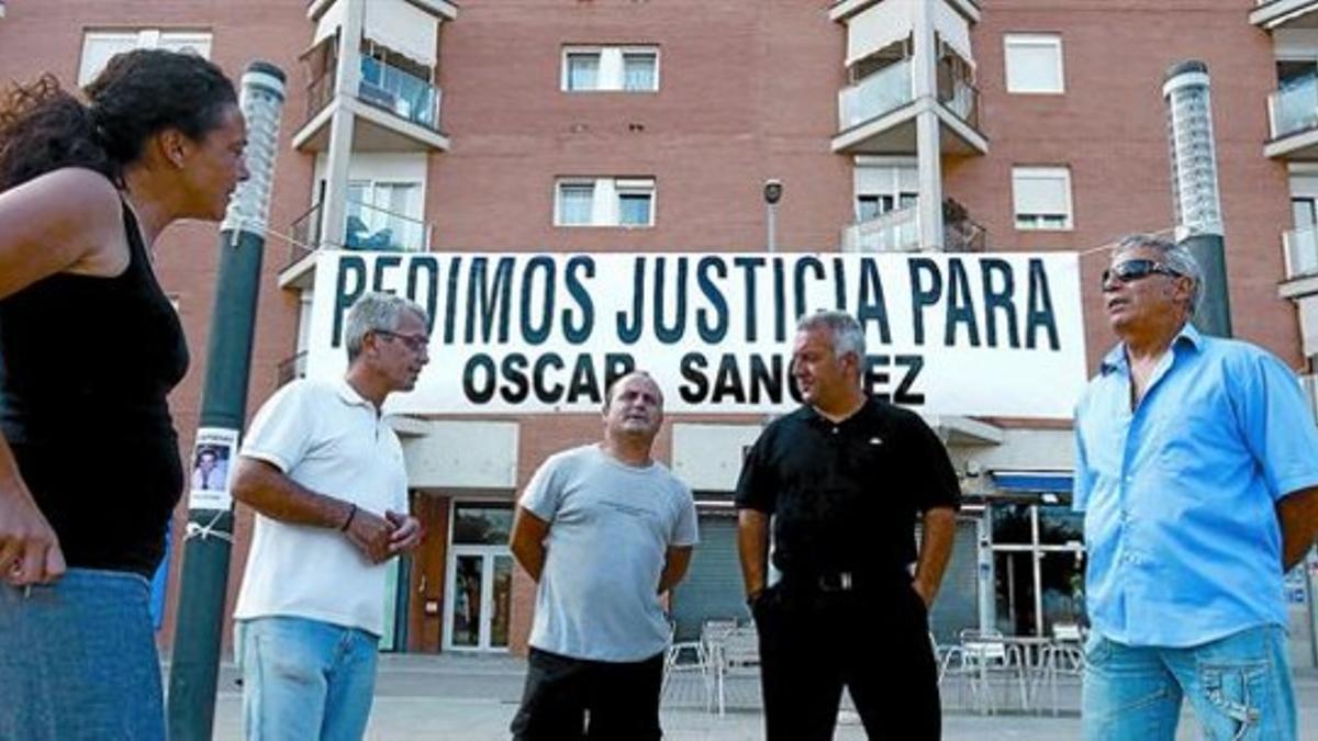 Cinco miembros de la plataforma de apoyo a Óscar Sánchez comgregados ayer en Montgat.