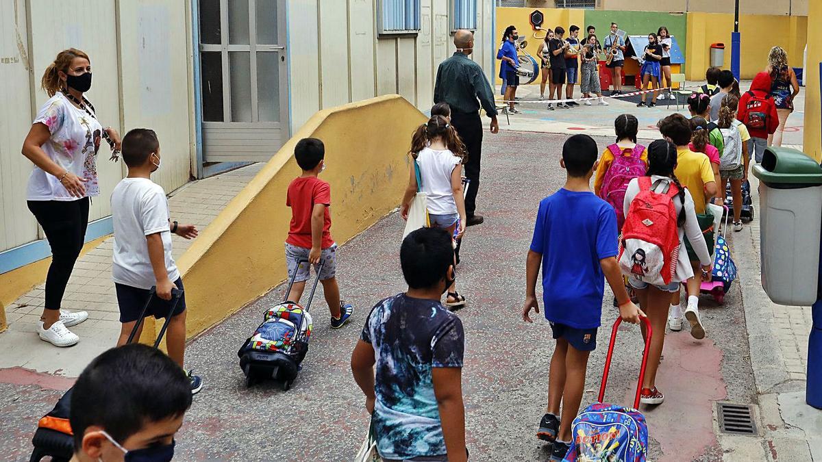 Control de temperatura a escolars en la tornada al col·le, al pati de l’escola. | FRANCISCO CALABUIG