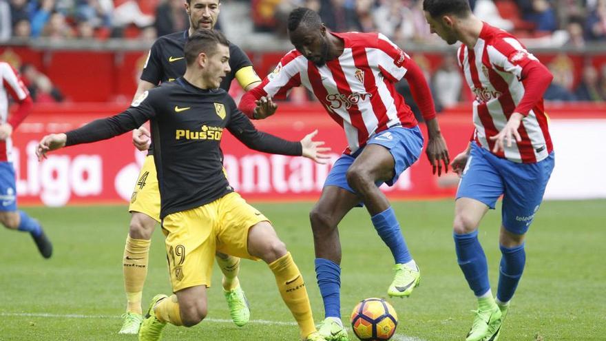 Traoré controla el balón, ante Lucas y Gabi, con Burgui a la derecha