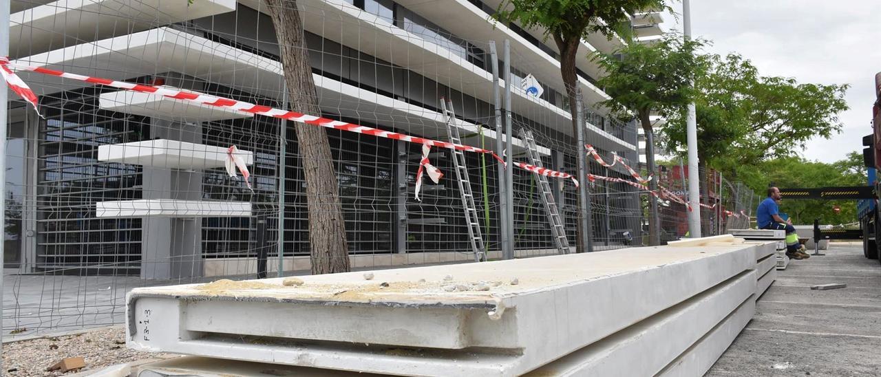 Las lamas que han dado problemas en el edificio del Campus Tecnológico de Elche