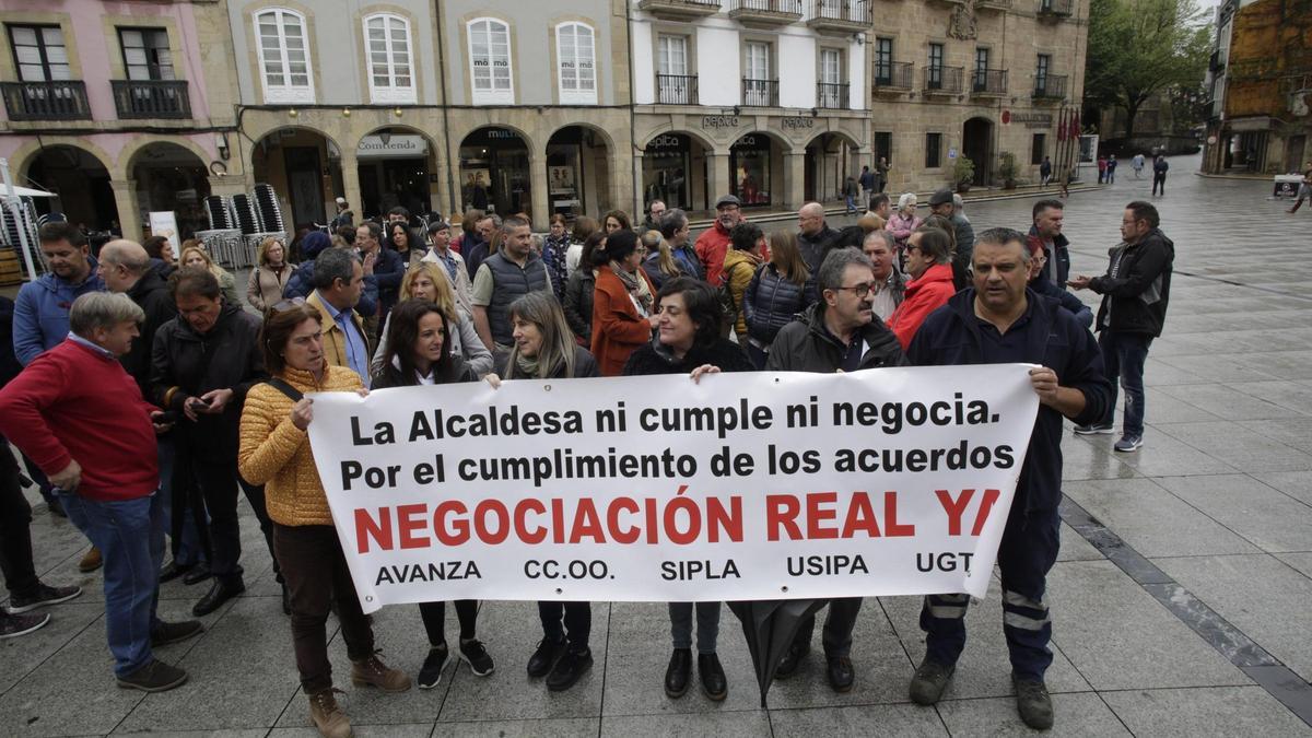 Movilización de trabajadores del Ayuntamiento de Avilés en la plaza de España.
