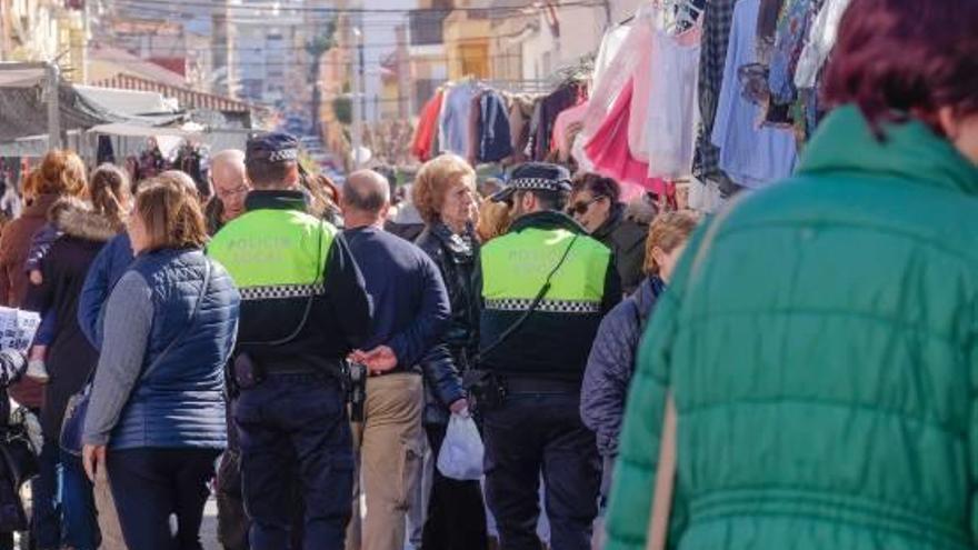 Presencia policial en el mercadillo de Virgen de la Cabeza en Elda.