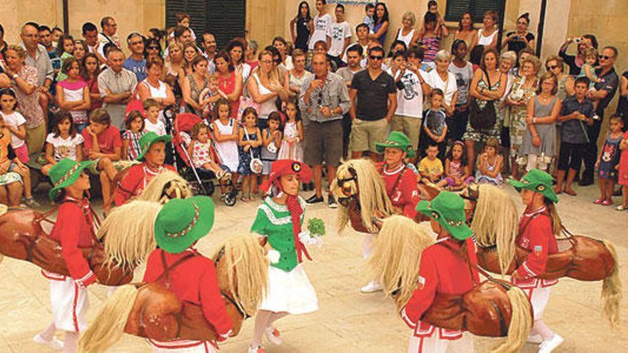 Els Cavallets salen a bailar cuatro veces el año, las vísperas y el día de Santa Margalida y Sant Agustí.