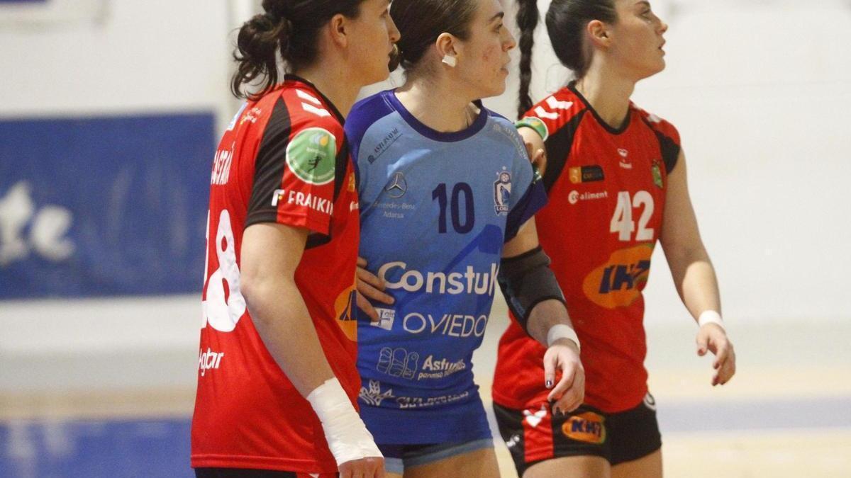 Teresa Rodríguez, pivote del Lobas Oviedo, durante el último partido entre el equipo azul y el Granollers en Liga Guerreras, en la temporada 23-24.