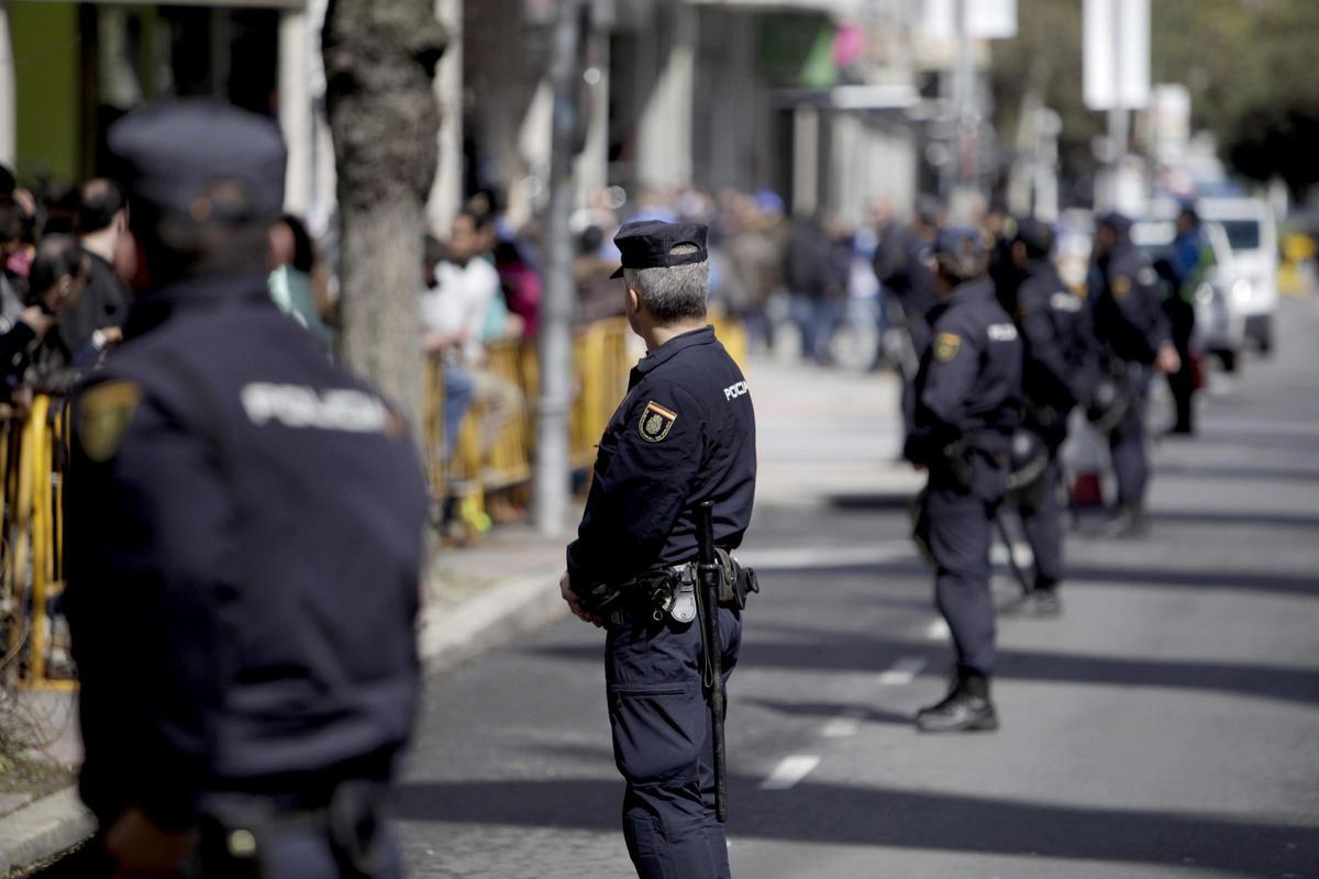 Policías desplegados en el entorno del estadio de Riazor para un partido de alto riesgo.