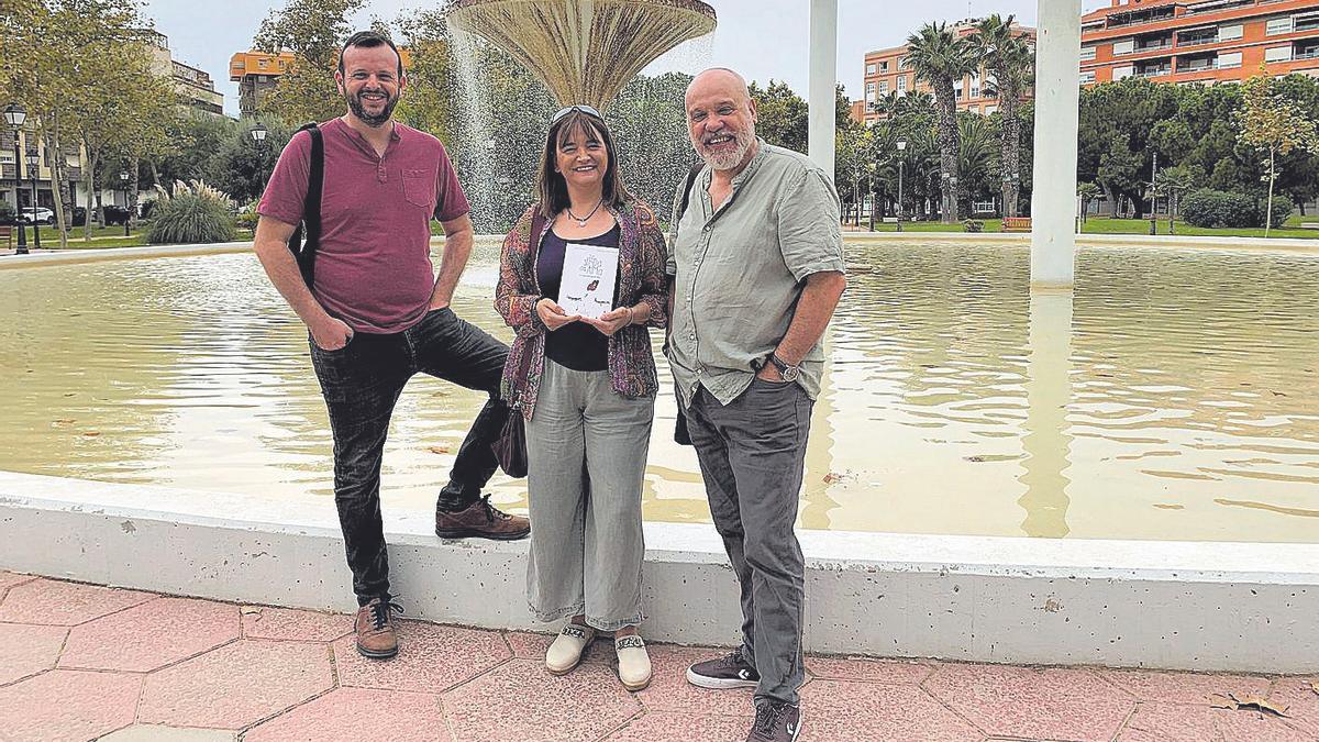 Javi Soto, Ana Peinado y Enrique Garcés posan con el libro que se presenta mañana.