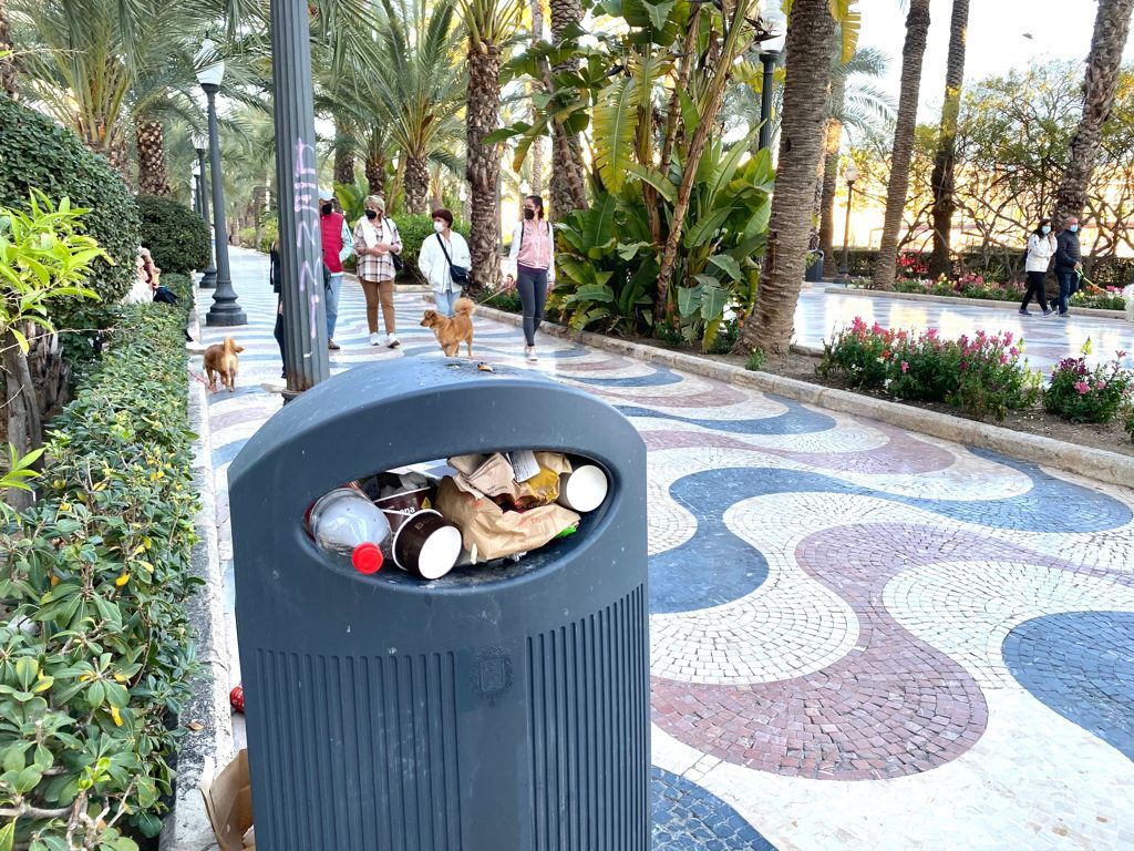 Esta es la imagen de la Explanada de Alicante: bolsas, envases, desechos... y cubos de basura al límite