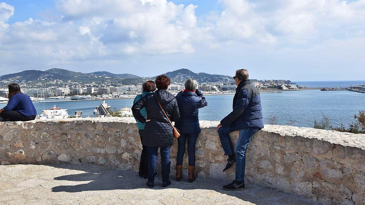 El programa incluye rutas culturales por diferentes puntos de la ciudad, incluida Dalt Vila.