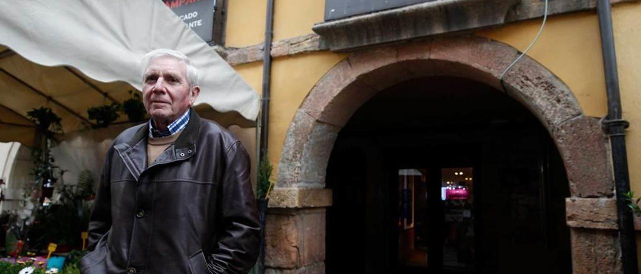 José Silverio Álvarez, a la entrada del restaurante que hizo popular en el Fontán.