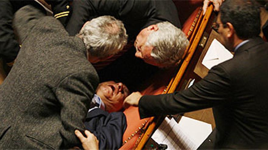 Un senador italiano, agredido por sus compañeros al anunciar que votará a Prodi