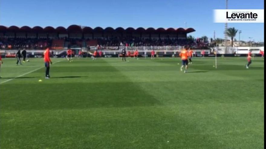 La afición se vuelca en el entrenamiento abierto del Valencia CF