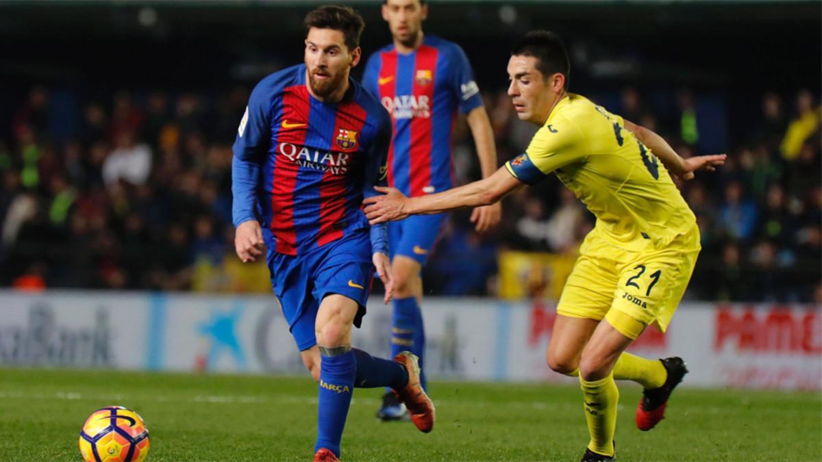 Lionel Messi y Bruno Soriano durante el último partido Villarreal-Barça de la Liga Santander 2016/17