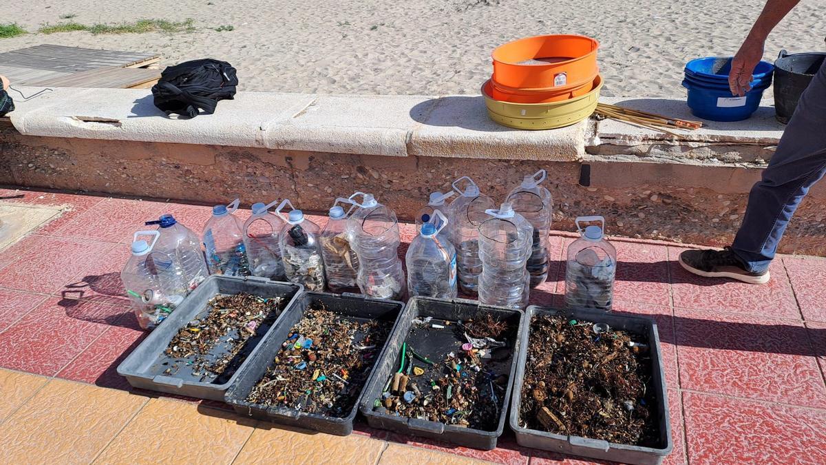 Restos de suciedad en la playa Carrer la Mar de El Campello