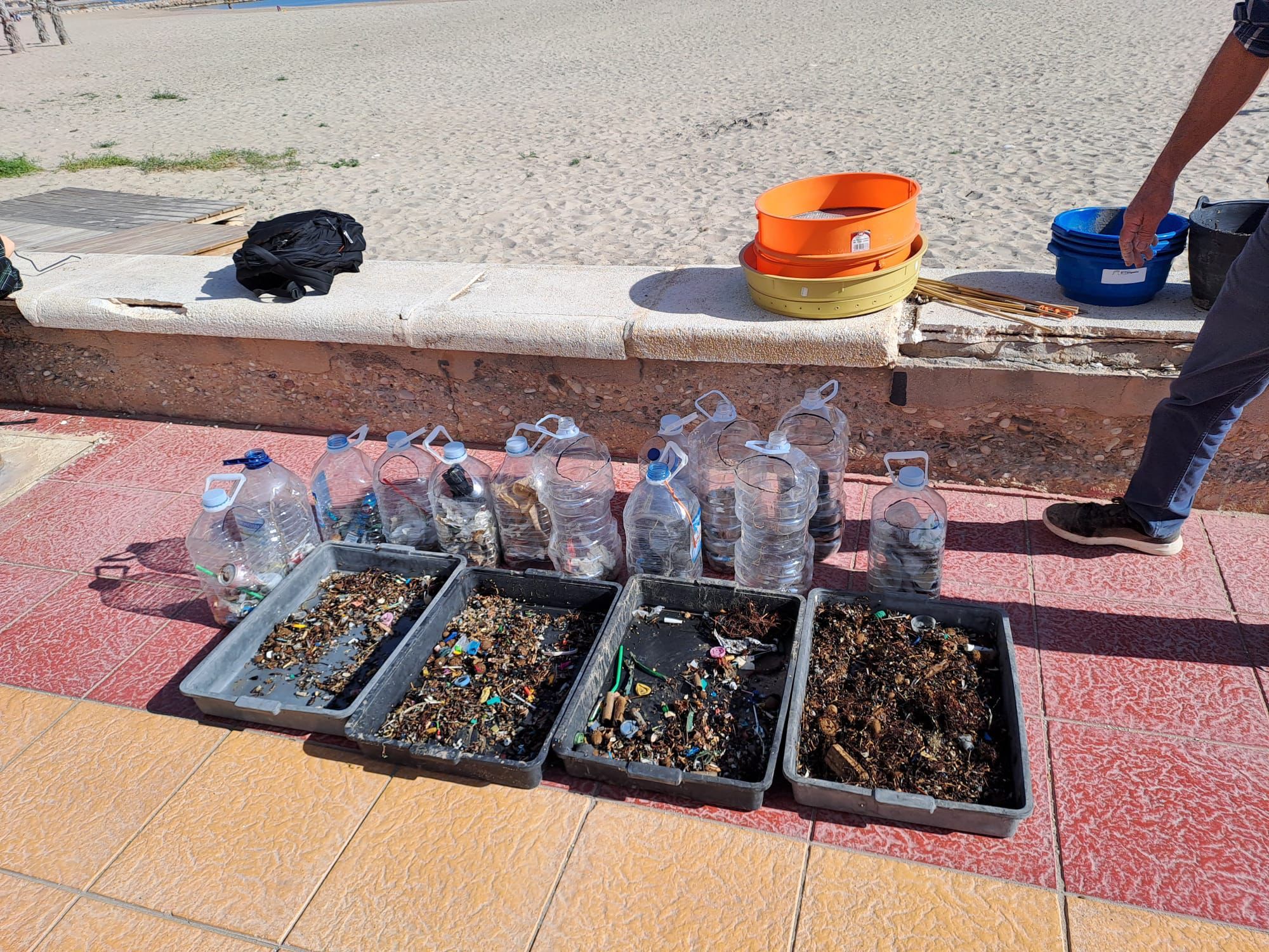 Restos de suciedad en la playa Carrer la Mar de El Campello