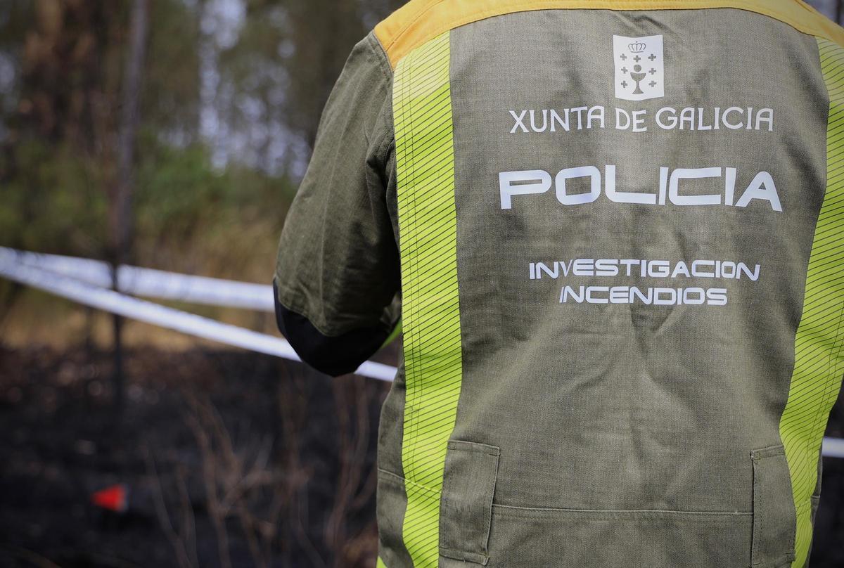 Un agente del Grupo de Investigación de Incendios.