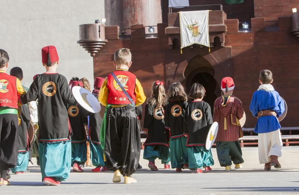 Un centenar de chavales, integrantes de las comparsas de San Vicente, celebran por segundo año la Embajada Infantil a las puertas del Castillo.