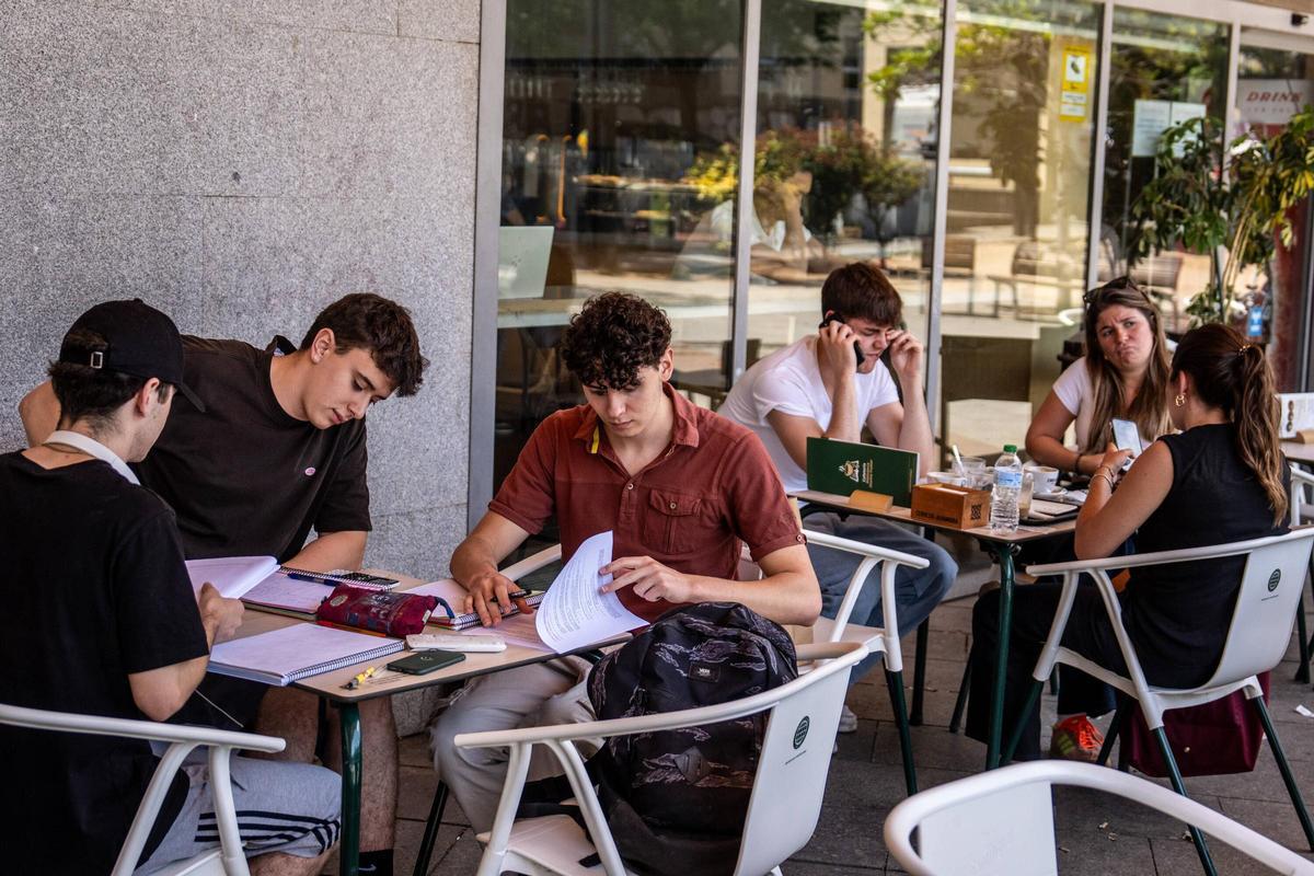Estudiantes preparan el examen de selectividad en la Biblioteca Jaume Fuster de Barcelona