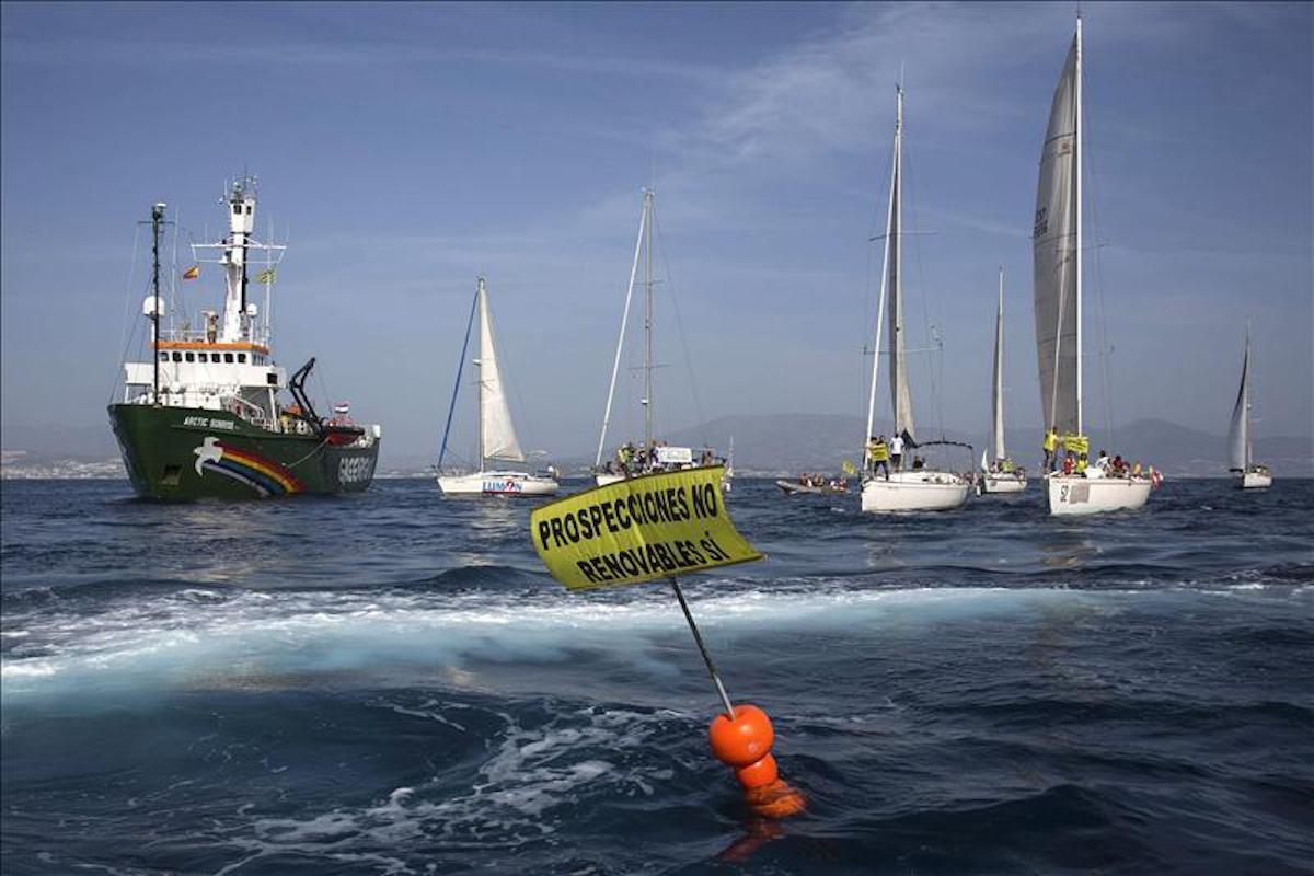El barco Artic Sunrise Greenpeace encabezando una protesta contra las prospecciones en el Mar de Alborán.