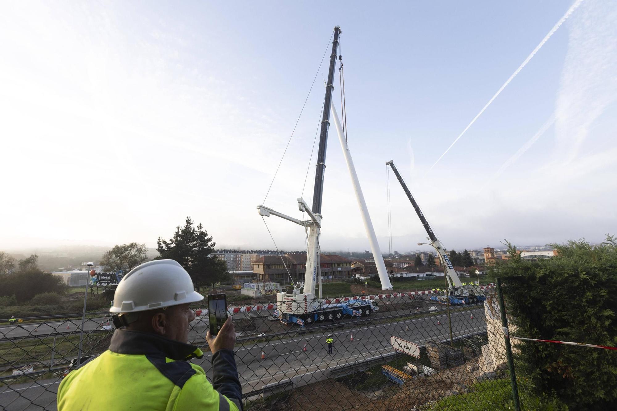 EN IMÁGENES: Así fue la instalación del mástil de 55 metros en las obras de la entrada de Oviedo