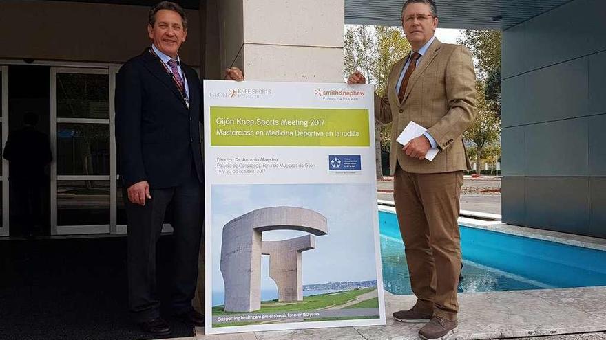 Mikel Sánchez, a la izquierda, y Antonio Maestro posan junto a un cartel informativo del congreso de medicina deportiva que se celebra en Gijón.