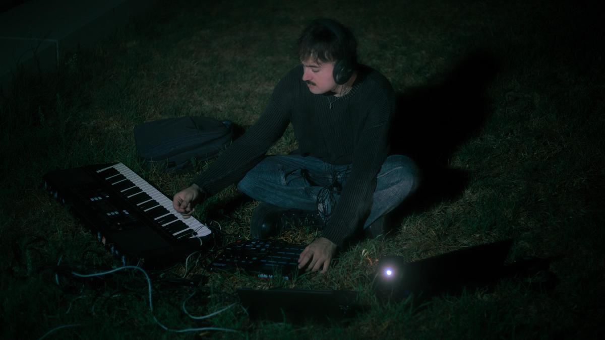 Arturo Casabuena con su teclado y su sinte en una imagen promocional de su proyecto en solitario, Caries.