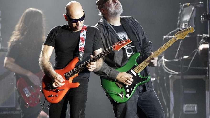 El guitarrista Joe Satriani (i.), con otro miembro de su banda.