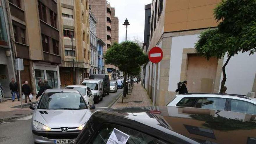 Arriba, uno de los coches de la caravana de protesta; sobre estas líneas, la reunión de los cuatro consejos de participación ciudadana.