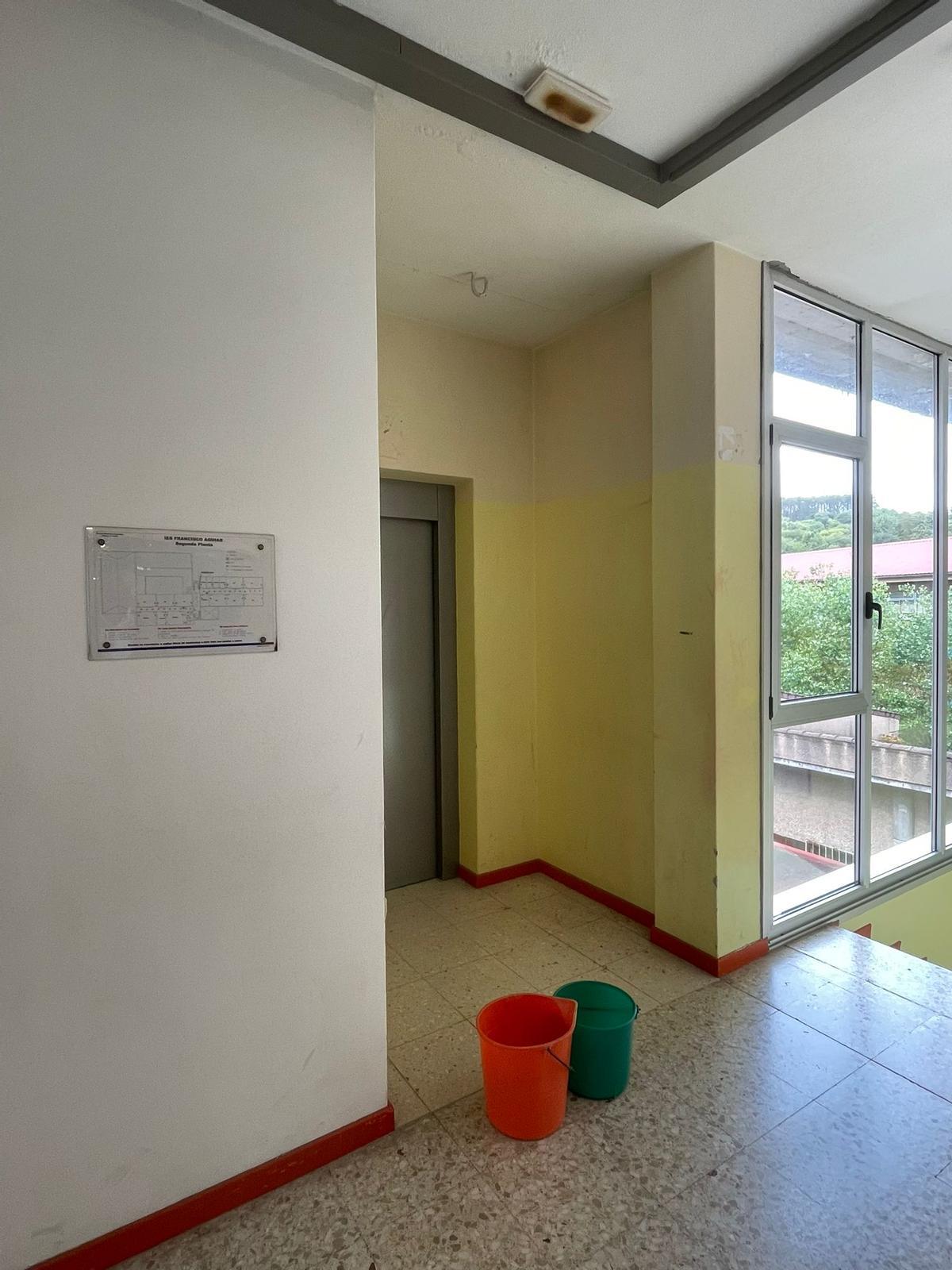 Goteras en un pasillo del instituto Francisco Aguiar