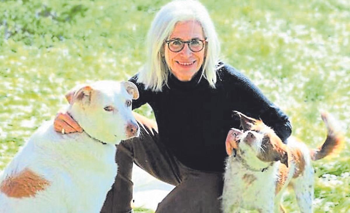 La escritora italiana Sandra Pterignani, con dos de sus perros.