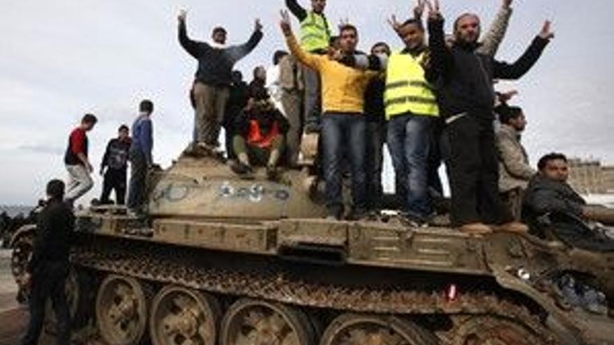 Gadafi se atrinchera en Trípoli tras perder el control del este del país