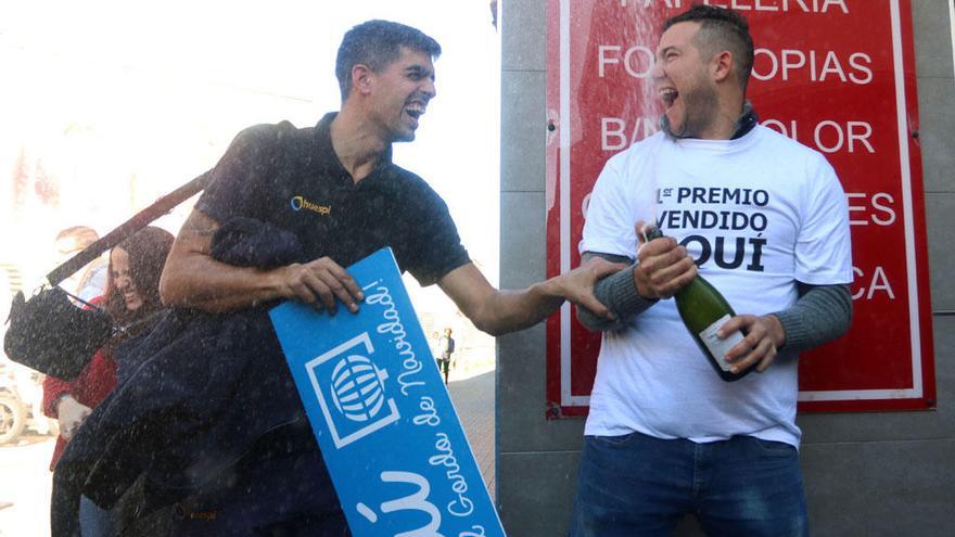 Celebración del primer premio en la administración de la calle Mármoles.