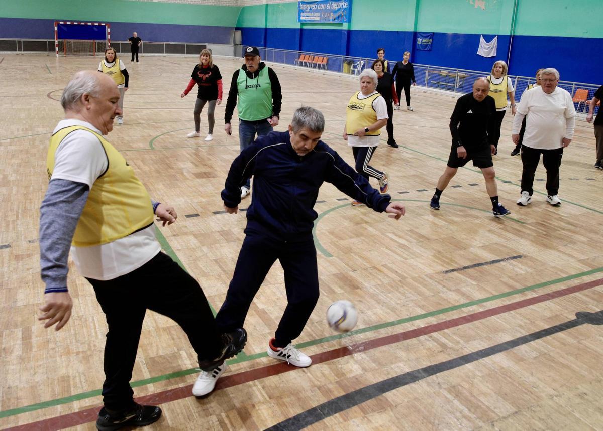 Fútbol andando, el deporte de moda entre los mayores de Langreo