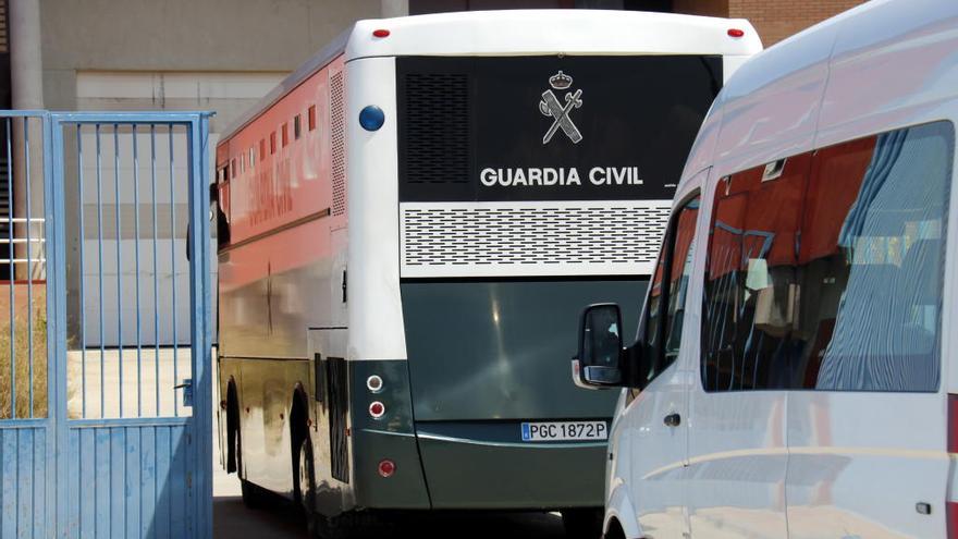 Moment de l&#039;entrada de l&#039;autobús de la Guàrdia Civil amb els exconsellers a la presó