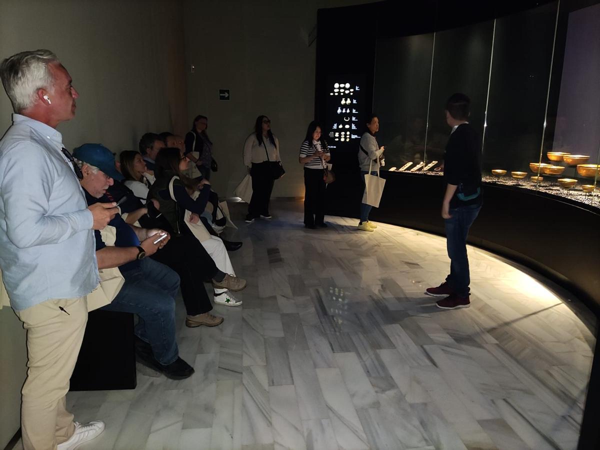 La delegación de touroperadores en la sala del Tesoro de Villena