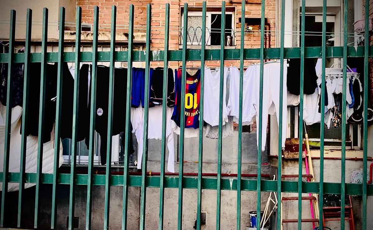Una camiseta de Lamine Yamal, colgada del tendedero de una casa en el barrio madrileño de Hortaleza.