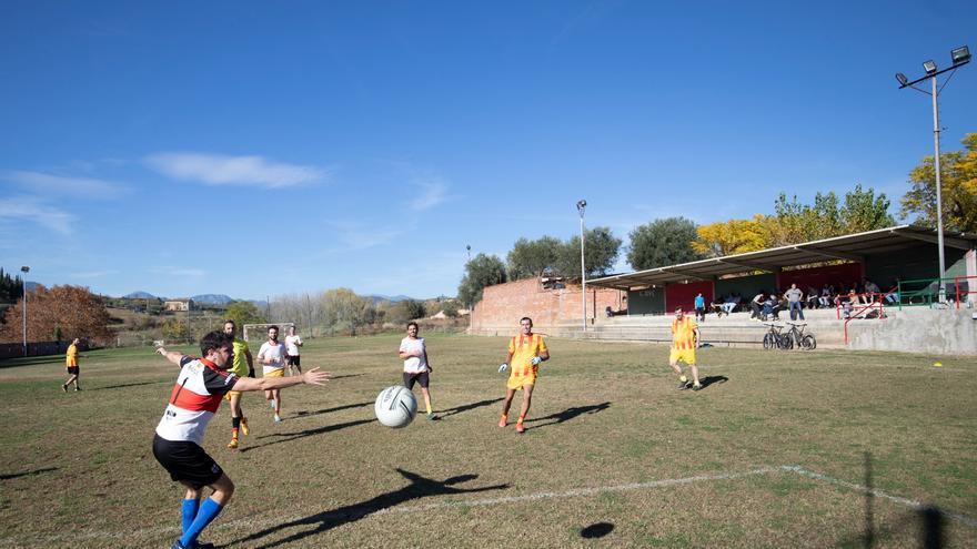 VÍDEO | Quatre esports en un: el futbol gaèlic, d&#039;Irlanda,  s&#039;exhibeix al camp del Lladó