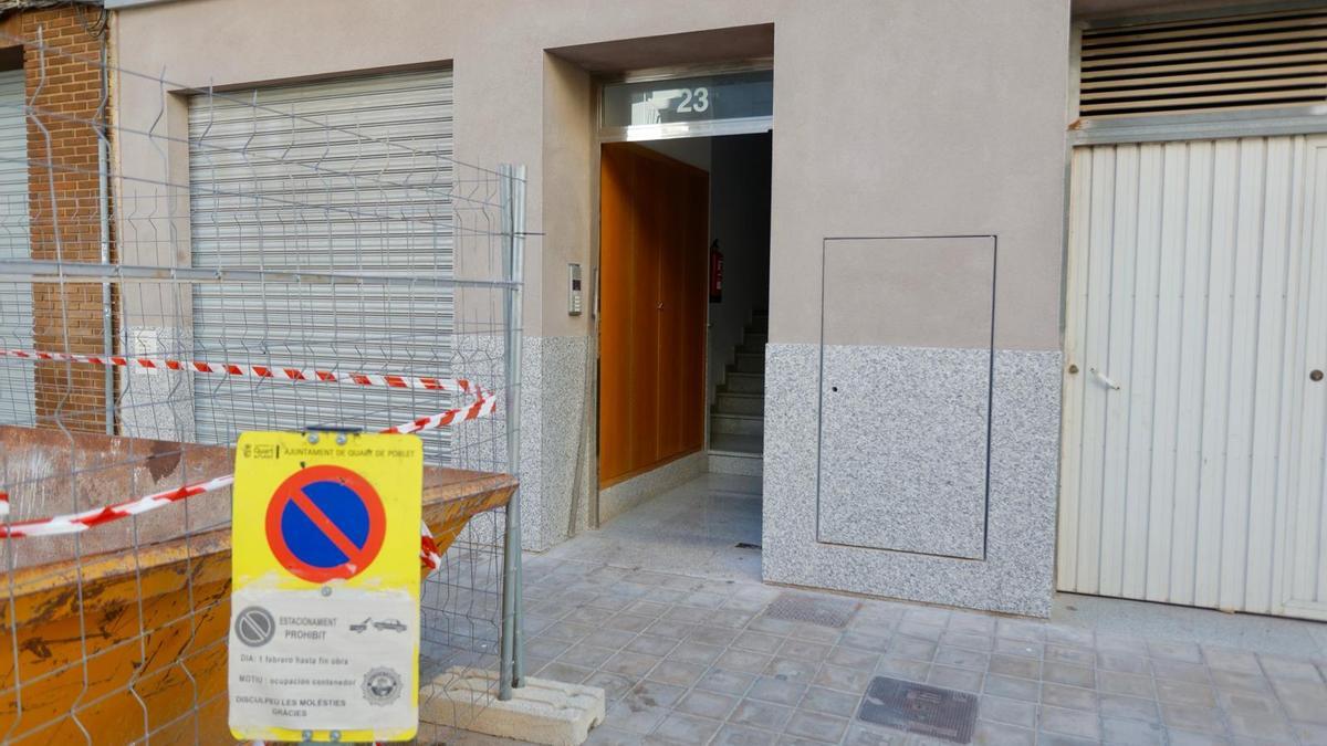 Porta del edificio que ha sido ocupado en Quart de Poblet.