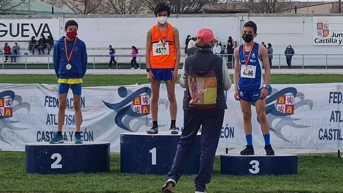 Sergio Gangoso recibe su medalla en el Campeonato Autonómico de fondo Sub-14.