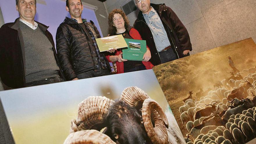 Desde la izquierda, Joaco López, Asier Arrese, Gema Arrugaeta y Jaime Izquierdo, ayer por la tarde, en el Museo del Pueblo de Asturias.