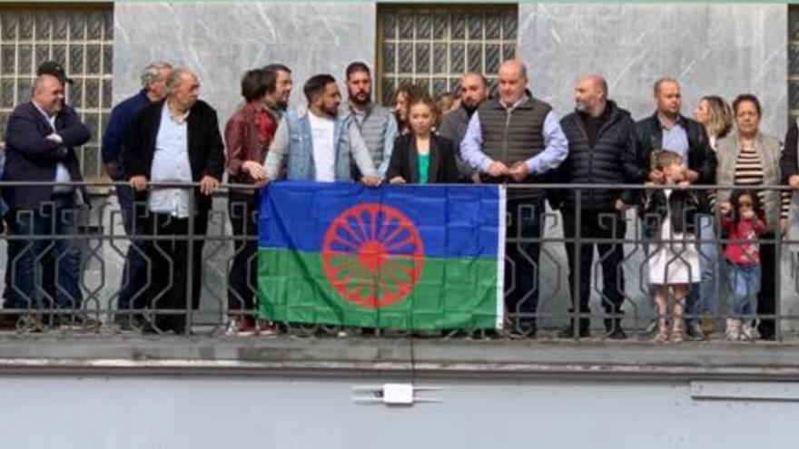 La bandera del pueblo gitano ondea en San Martín contra la &quot;discriminación&quot;