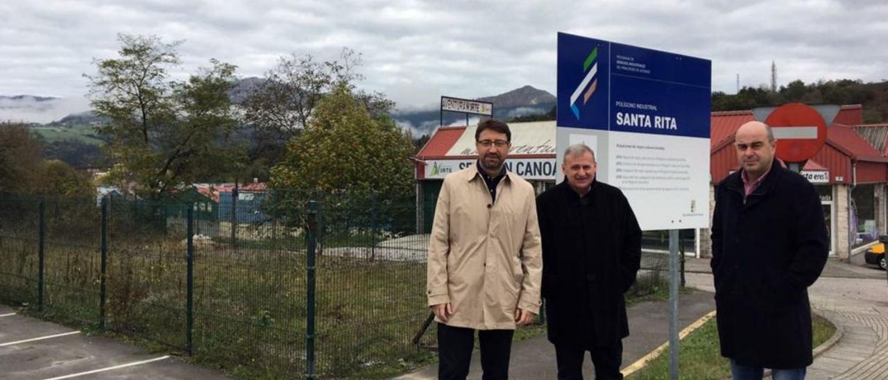 Por la izquierda, Enrique Fernández, consejero de Industria; Emilio García Longo, alcalde de Parres, y Álvaro Palacios, teniente de alcalde, ayer, en el polígono de Santa Rita.