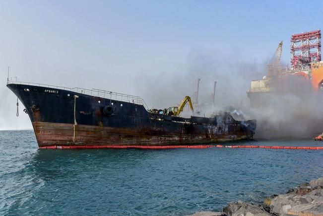 Incendio de un barco en el Muelle Reina Sofia