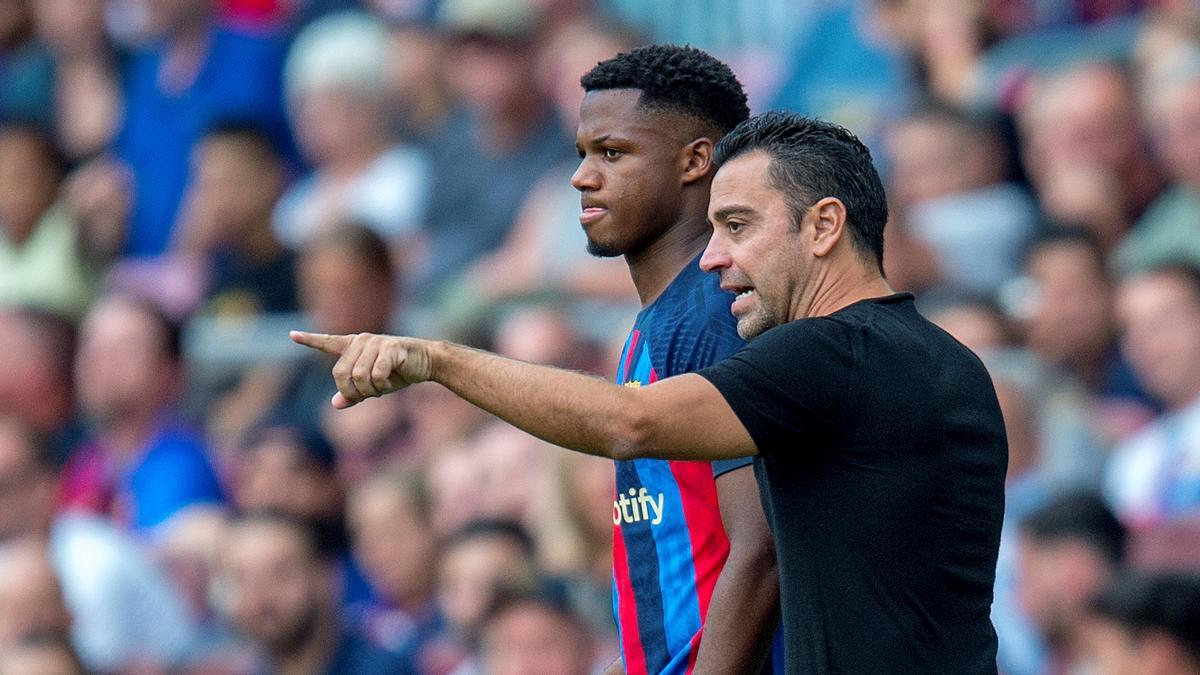 Xavi da instrucciones a Ansu Fati en el Camp Nou.