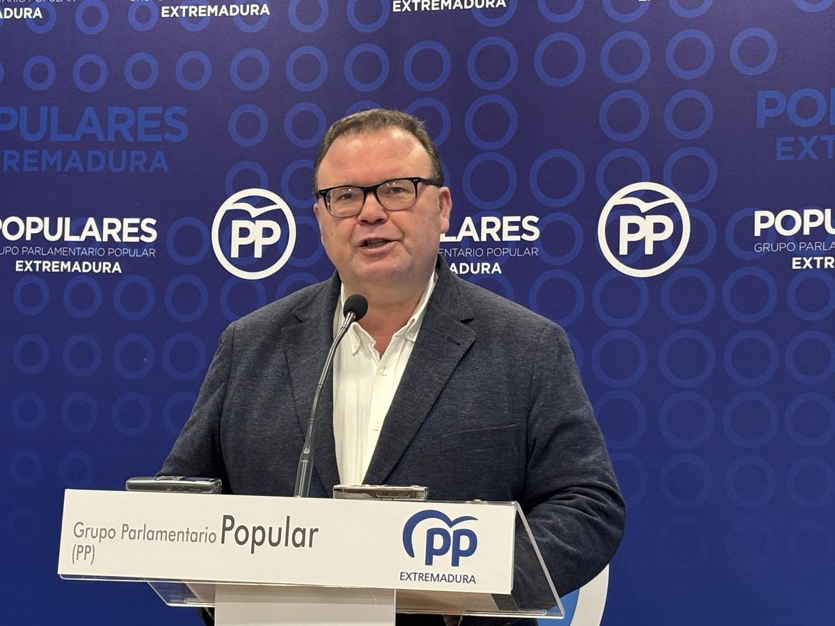 El portavoz de Hacienda y Presupuestos del Grupo Parlamentario Popular, Hipólito Pacheco, en rueda de prensa