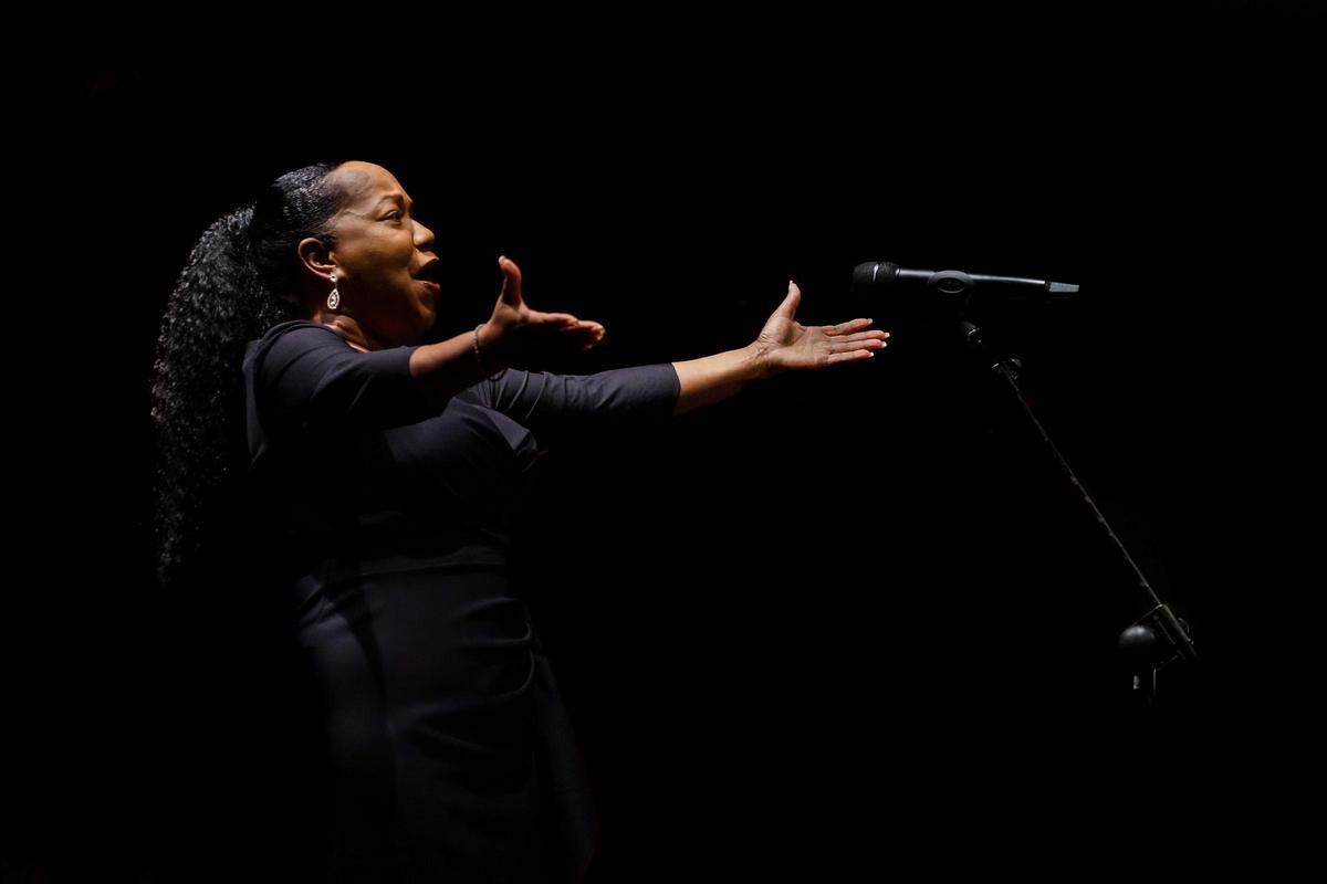 Bridget Bazile mit dem New Orleans Gospel Choir beim Jazz Voyeur Festival.