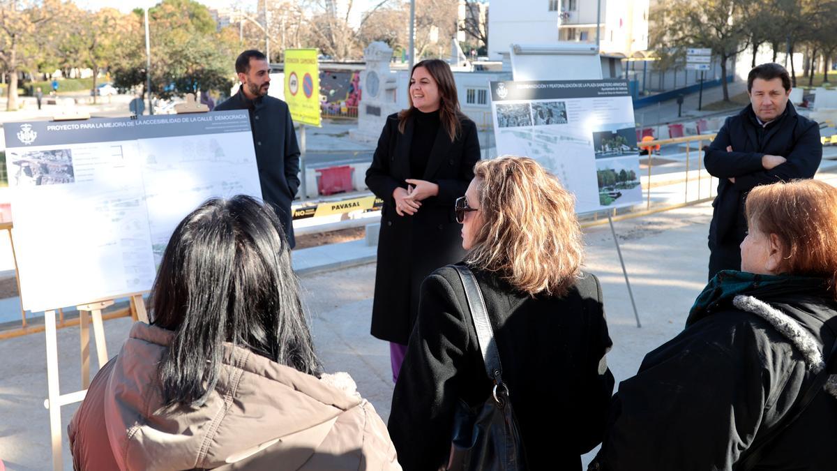 La concejala Sandra Gómez en la visita a la plaza