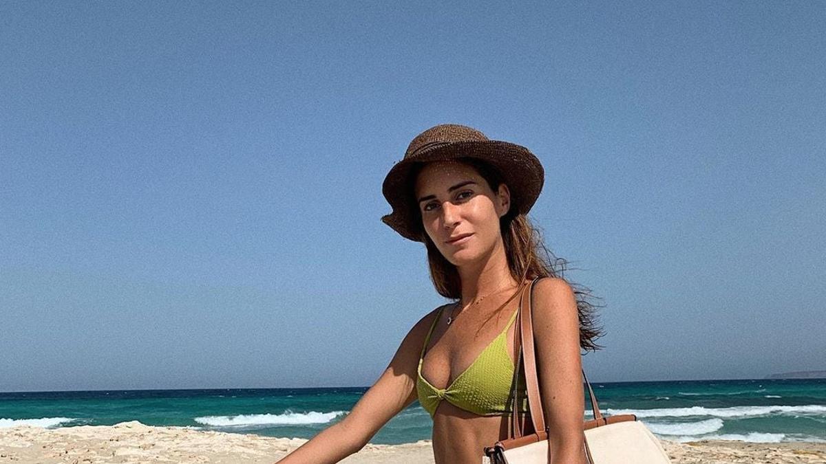 Gala González no renuncia a su bolsa de playa de Loewe